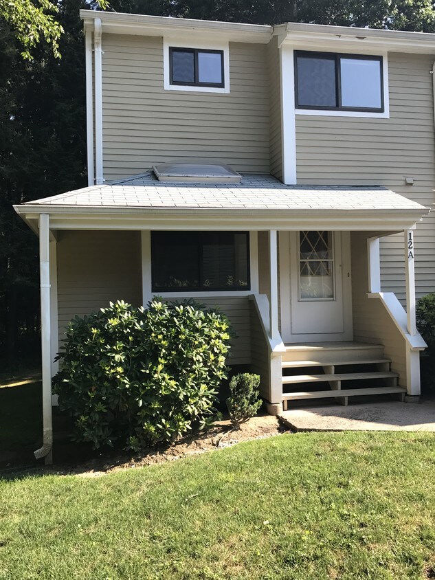 12 Wiggins Farm Dr, Simsbury, CT 06070 Condo for Rent in Simsbury, CT