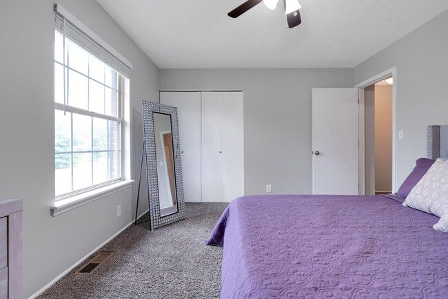 Foto del edificio - Two bedroom townhome, bath and half with w...