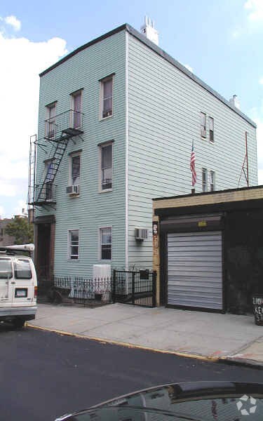 Building Photo - 212 Kent St