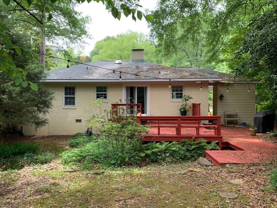 Building Photo - Super Cute Cottage 1 mile from Toomers Corner