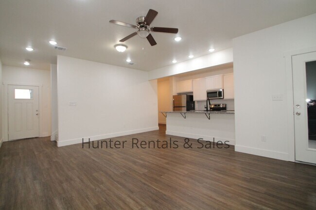 Foto del edificio - Upscale Three-bedroom Townhome!