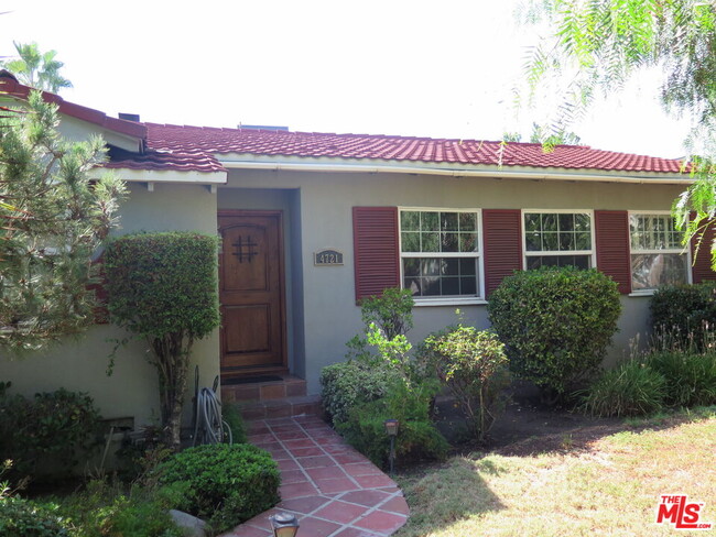 Foto del edificio - 4721 Greenbush Ave