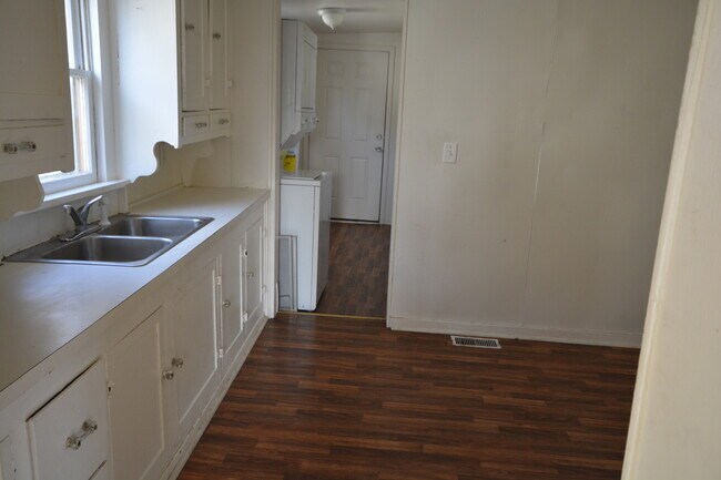 Building Photo - Affordable and adorable 2 bedroom for you!