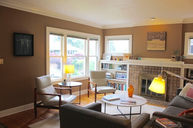 Building Photo - Beautiful Queen Anne Craftsman Home!