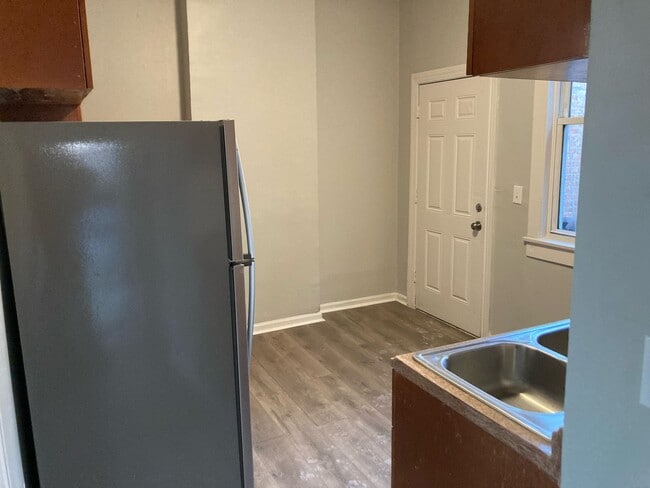 Building Photo - 3 Bedroom Unit with a Great Management Com...