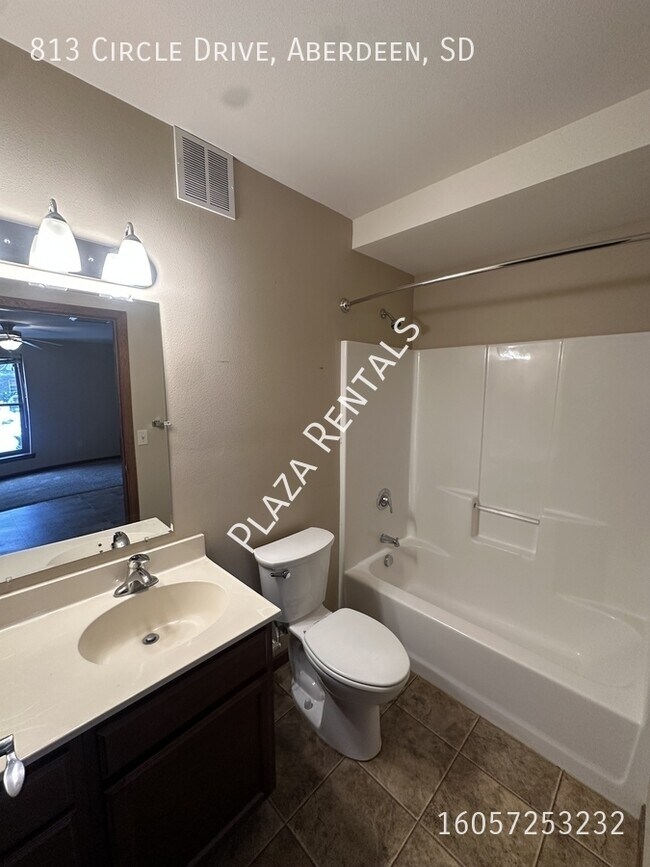 Building Photo - 214 S Kline St