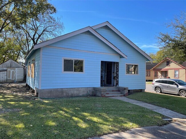 Building Photo - 3404 Tuam St