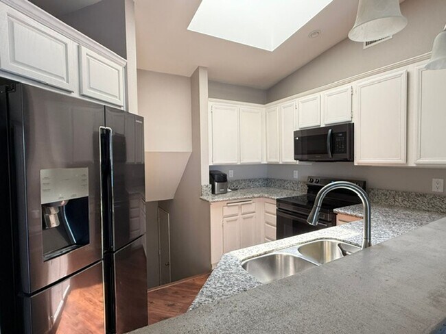 Foto del edificio - Spacious 3 Bedroom 3 Bath Condo with Garage in Desirable Highland Trails Community