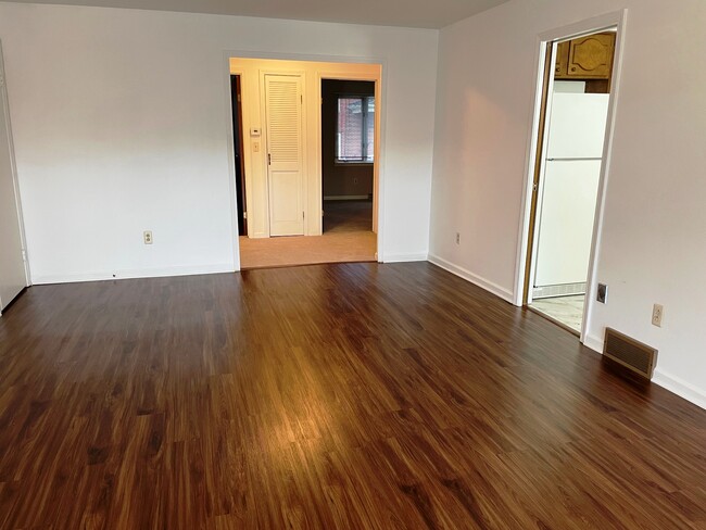 Building Photo - 1419 N Forest Rd