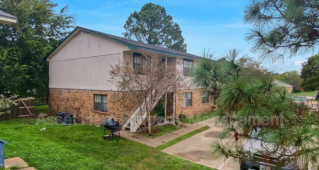 Building Photo - 702 Navarro Dr