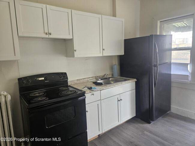 Building Photo - 715 Moosic St