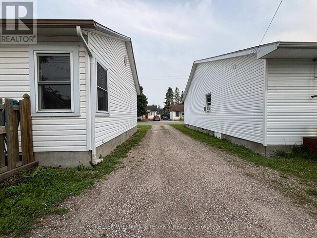 Photo du bâtiment - 158 Cameron Ave