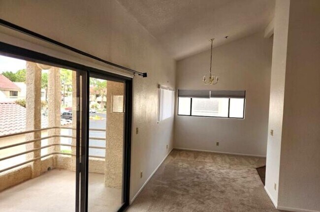 Building Photo - LARGE SECOND FLOOR CONDO