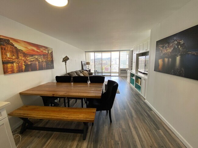 Building Photo - 1717 Ala Wai 2 bedroom 2 bath with 1 assig...