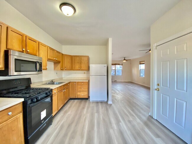 Foto del edificio - 3 bed/1.5 bath HOUSE with 2 parking spots ...