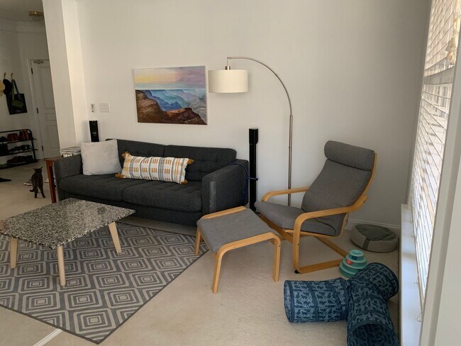 Foto del edificio - Ground Level 2-bed, 2-bath Condo in Provid...