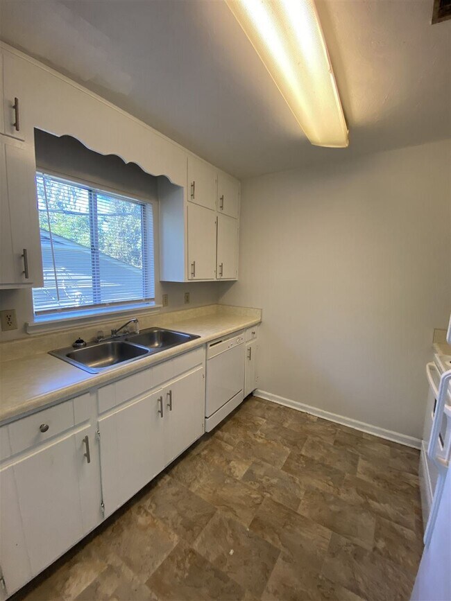 Building Photo - 2220 Claremont Ln