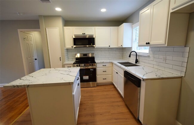 Building Photo - 8130 Sharondale Dr