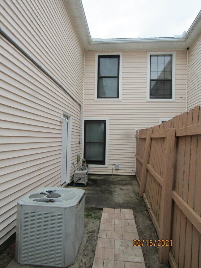 Building Photo - 106 4th Ave