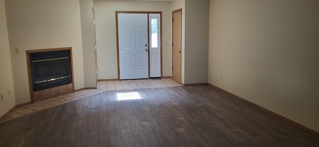 Building Photo - 2 Bedroom 2 Bathroom duplex on the South S...