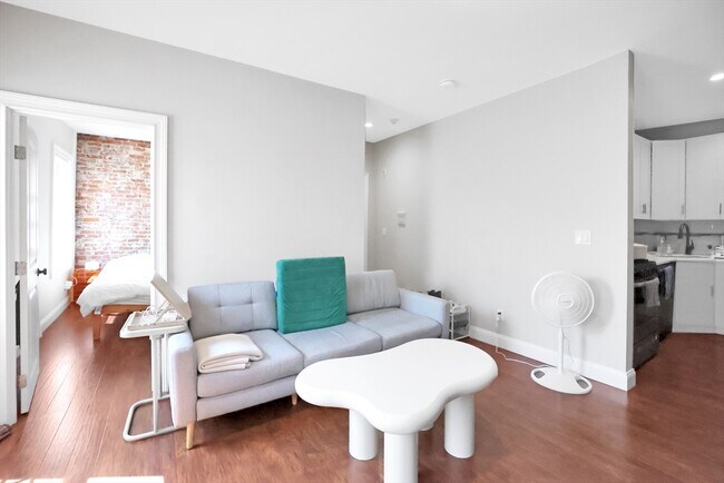 Foto del edificio - 284 E 8th St