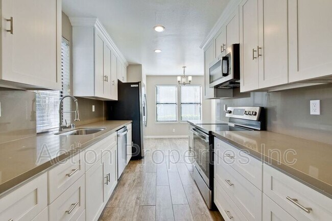 Building Photo - 4031 Villa Vista