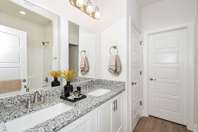 Foto del edificio - 1067 Walker Point Way