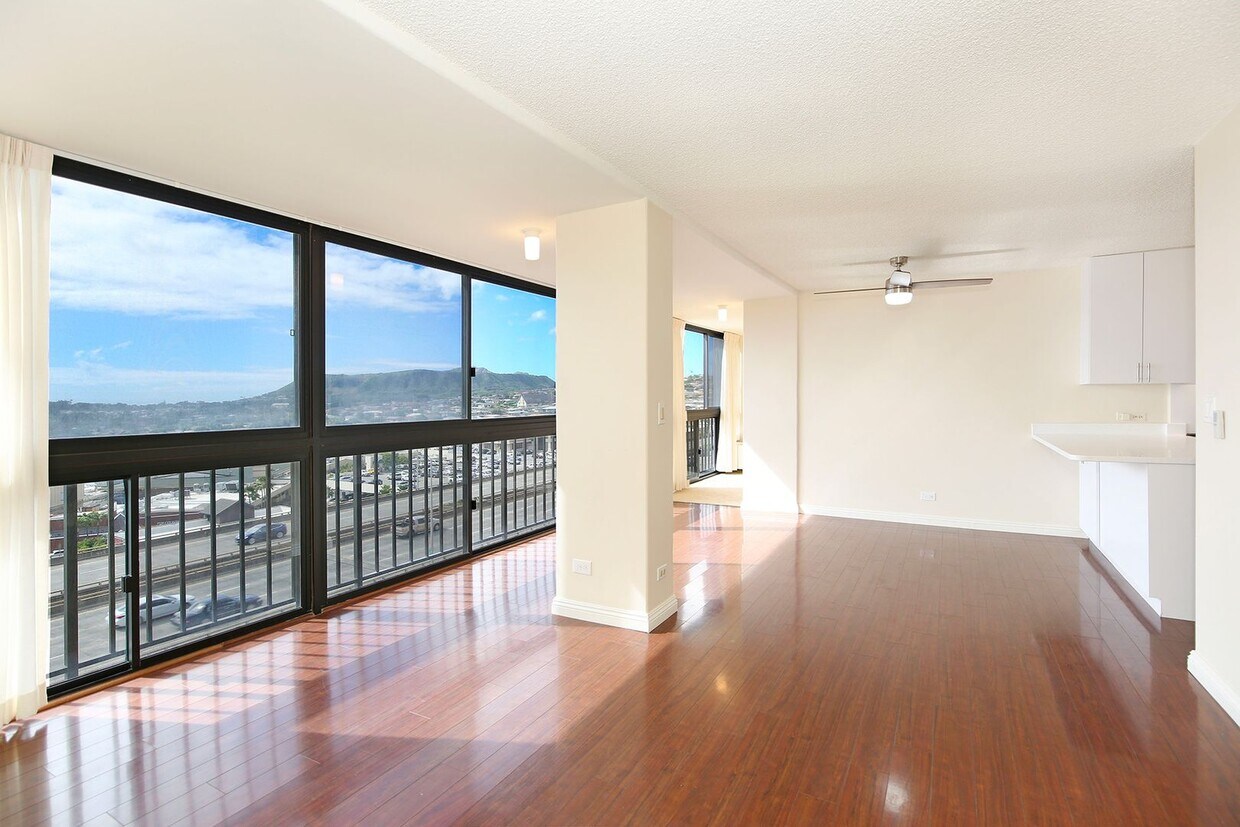 Foto principal - Renovated Kahala Towers-3 bedroom, 2 bath,...