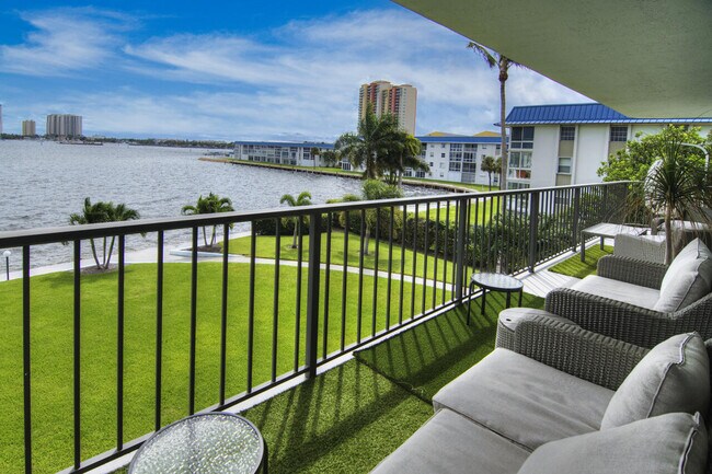 Building Photo - 3040 Lake Shore Dr