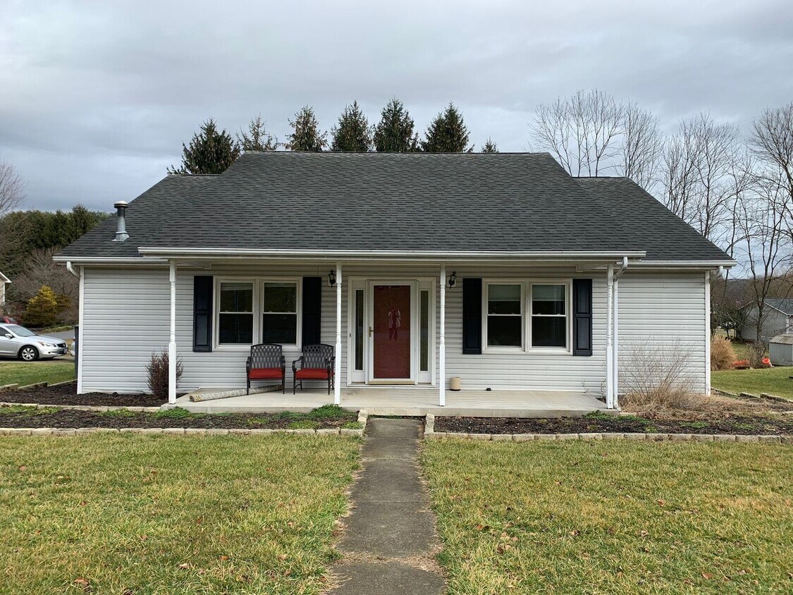 Building Photo - 3 Bedroom 2.5 Bath House with 2 Car Garage