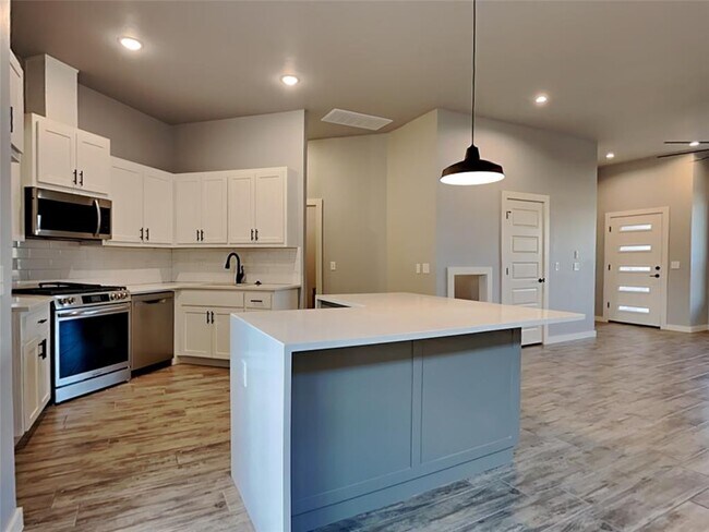 Foto del edificio - 312 W 3rd St