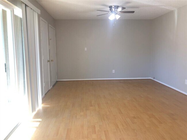 Foto del edificio - 8766 Carroll Cir