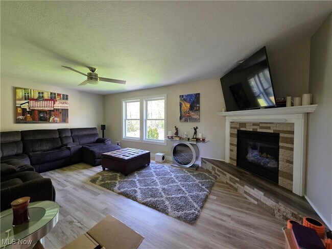 Foto del edificio - 1245 Meadow Woods Dr