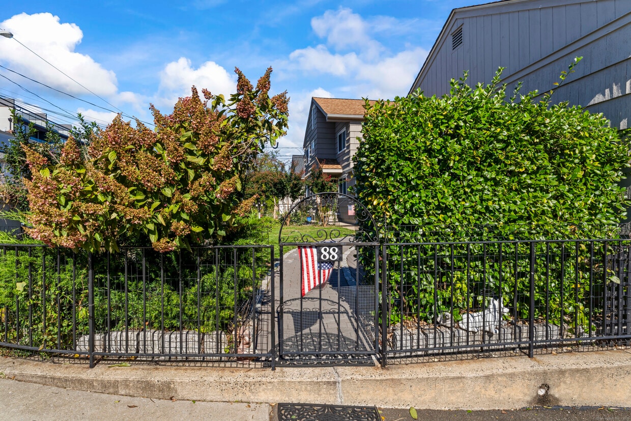 Photo - 88 Dean St (Stamford, CT)
