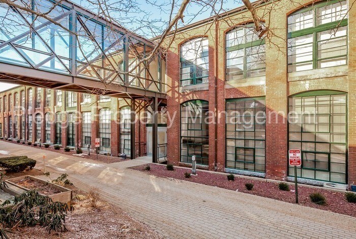 Primary Photo - 68 Thermos Ave