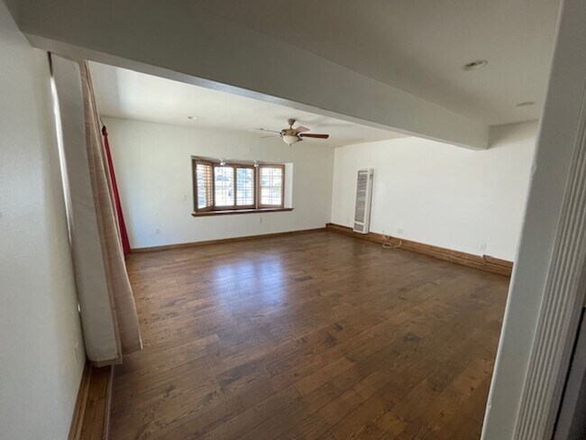 Foto del edificio - Spacious 4 Bedroom Oxnard Home with Custom...