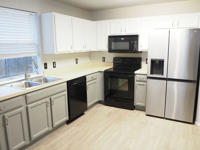 Foto del edificio - 511 Lone Star Park Ln