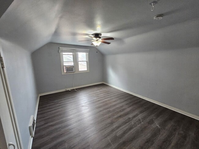 Building Photo - Bent6