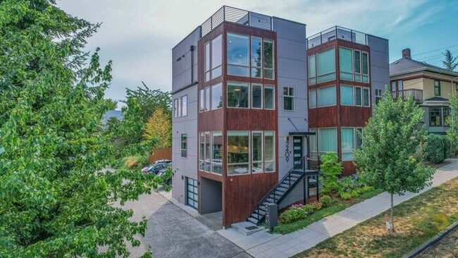 Building Photo - Stunning Ultra-Modern Capitol Hill View Home with Air Conditioning