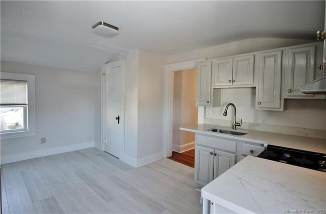 Building Photo - 11 Dolsen Pl