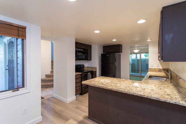 Kitchen with granite countertop, plenty of storage - 88 Pima Ct