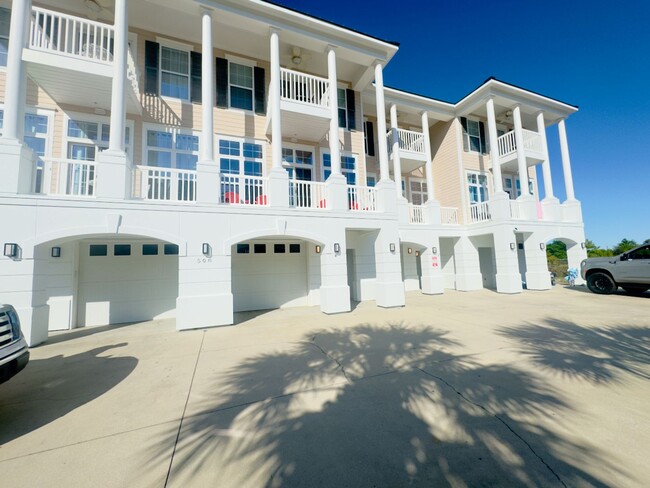 Building Photo - Fully furnished 5 Bedroom, 4 1/2 baths, wi...