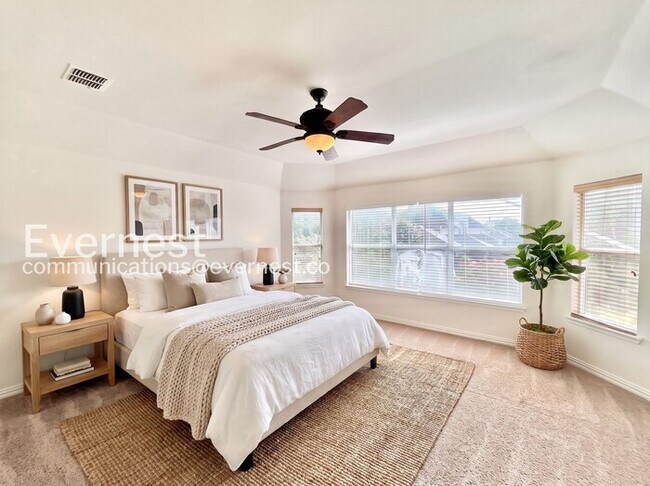 Building Photo - 4 Bed/3 Bath Home with Fenced Yard & Garage / Pet-Friendly / Available Now!