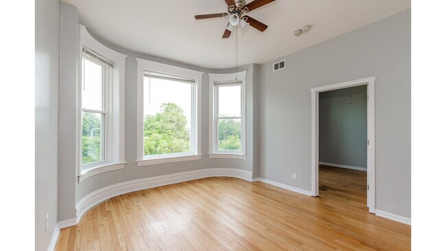 Foto del edificio - 3129 W Augusta Blvd