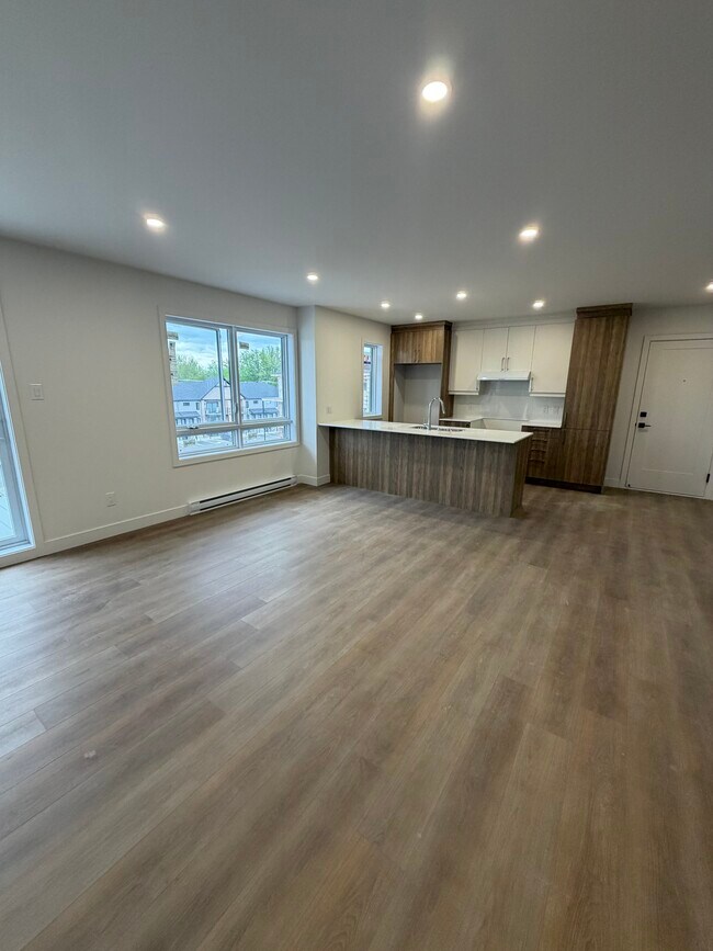 Building Photo - 846 Rue Principale