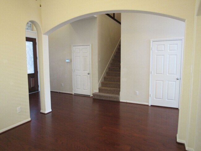 Building Photo - Spacious, modern and close to everything