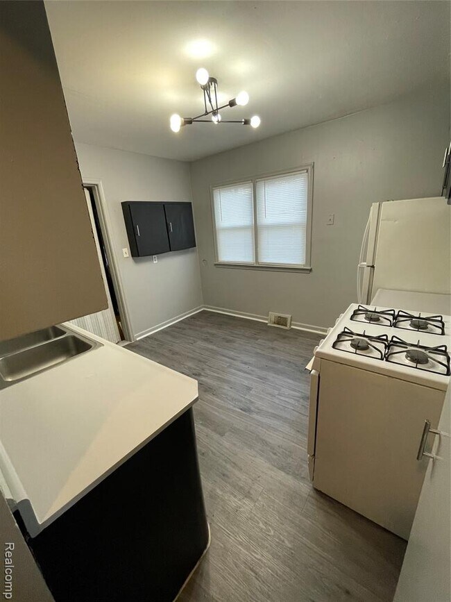 Foto del edificio - 11099 Studebaker Ave