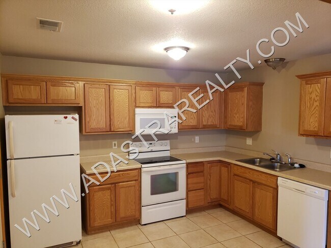 Foto del edificio - Spacious Edgerton Duplex-Available in MAY!!