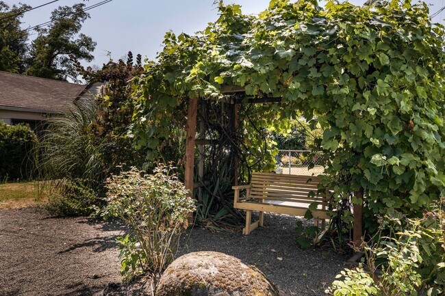 Foto del edificio - Sleeping loft off trendy Alberta St in NE Portland, washer/dryer included in the unit!!