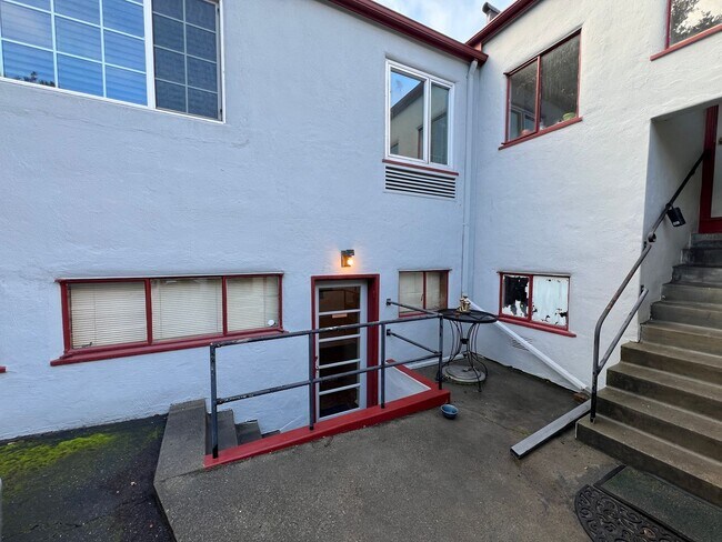 Foto del edificio - 500 SQFT. STUDIO UNIT NEAR DOWNTOWN HAYWARD. PRIME LOCATION, PRIVATE ENTRENCE, AND MORE!!!